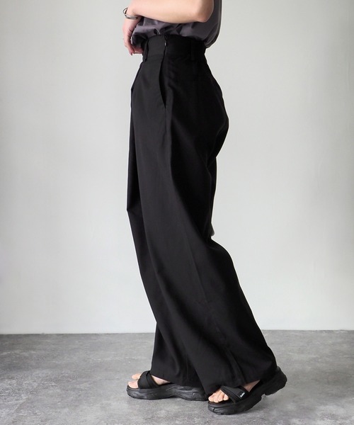 Riberry（リベリー）の「重ねタックパンツ（スラックス・レディース・ブラック/グレー・FREE）」の4枚目の写真