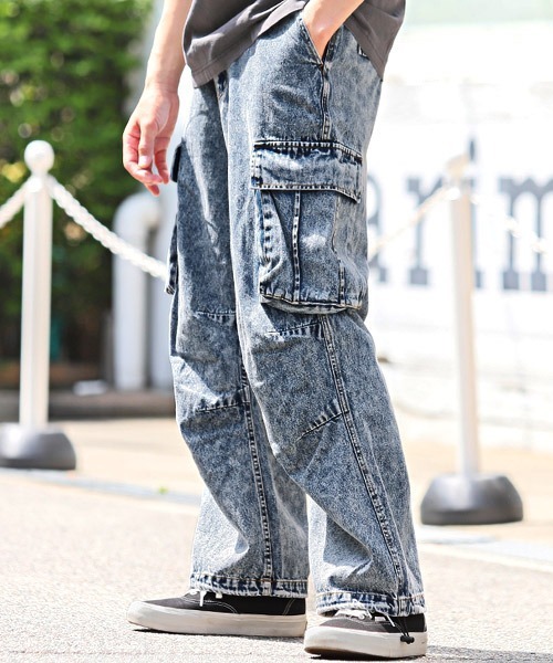 LUXSTYLE(ラグスタイル)の「ケミカルウォッシュデニムワイドカーゴパンツ(カーゴパンツ・メンズ・ブルー/ブラック・L/M/S)」の1枚目の写真