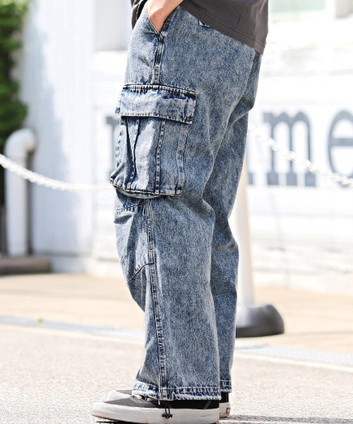 LUXSTYLE(ラグスタイル)の「ケミカルウォッシュデニムワイドカーゴパンツ(カーゴパンツ・メンズ・ブルー/ブラック・L/M/S)」の4枚目の写真