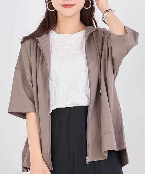 OMNES（オムネス）の「接触冷感オーバーサイズジップパーカー（パーカー・レディース・ホワイト/ブルー/モカ/イエロー/チャコールグレー/ブラック/グレー/チャコールグレー×ブラック/ホワイト系その他/キャメル/ネイビー/ラベンダー/ブラウン/グリーン/ブルー系その他・FREE）」の9枚目の写真