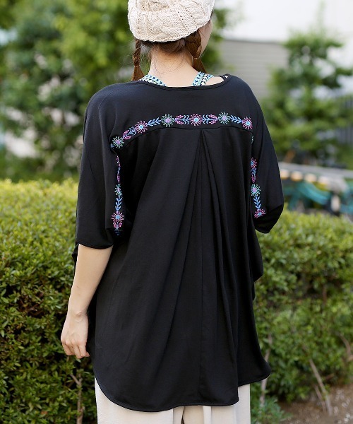 チチカカ（チチカカ）の「フラワー刺繍ドルマンチュニック（Tシャツ/カットソー・レディース・マスタード/ブラック/グリーン・FREE）」の2枚目の写真