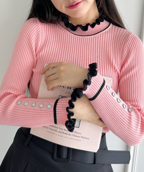 Loueme(ルエム)の「バイカラー袖ボタンフリルリブトップス(ニット/セーター・レディース・アイボリー/ブラック/ピンク・FREE)」の3枚目の写真