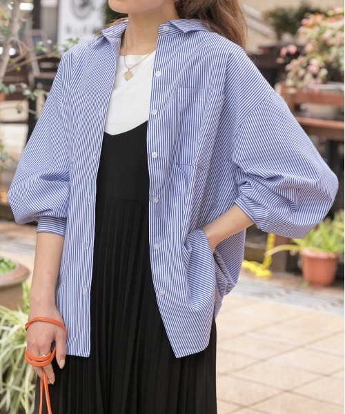 ad thie（アドティエ）の「ボリュームスリーブ ポケ付きストライプシャツ（シャツ/ブラウス・レディース・ネイビー/オレンジ/ベージュ/ピンク/グリーン系/ブラック/ライトブルー/グレイッシュベージュ/オフホワイト/ブルー/ブラック×ホワイト/イエロー/グリーン/ベージュ系/レッド・LARGE/MEDIUM）」の11枚目の写真