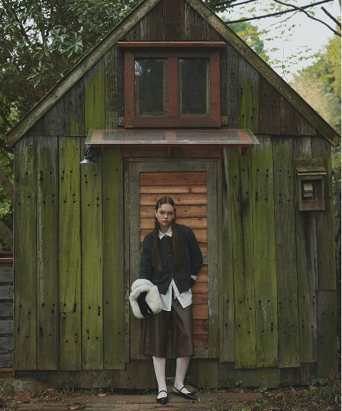 ad thie（アドティエ）の「ボリュームスリーブ ポケ付きストライプシャツ（シャツ/ブラウス・レディース・ネイビー/オレンジ/ベージュ/ピンク/グリーン系/ブラック/ライトブルー/グレイッシュベージュ/オフホワイト/ブルー/ブラック×ホワイト/イエロー/グリーン/ベージュ系/レッド・LARGE/MEDIUM）」の21枚目の写真