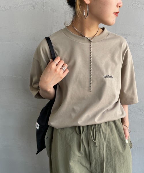 THOUSAND MILE（サウザンドマイル）の「[THOUSAND MILE/サウザンドマイル] ワンポイント刺繍ロゴ ショートスリーブTシャツ（Tシャツ/カットソー・レディース・ブラック/グレイッシュベージュ/イエロー/ホワイト・M/L/S/XL）」の3枚目の写真
