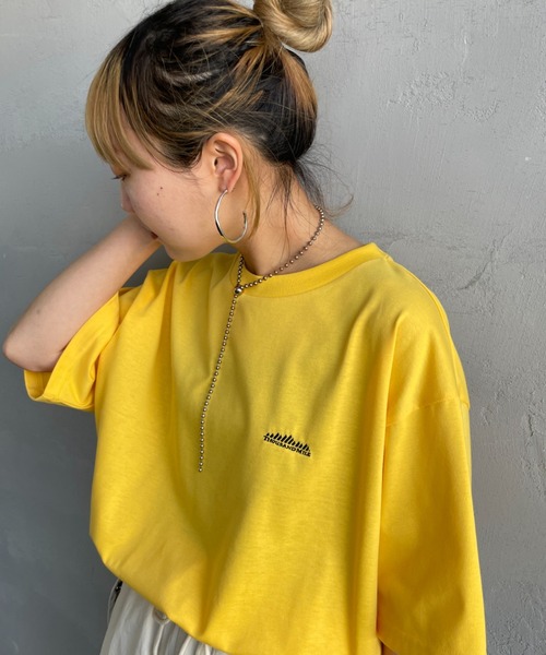 THOUSAND MILE（サウザンドマイル）の「[THOUSAND MILE/サウザンドマイル] ワンポイント刺繍ロゴ ショートスリーブTシャツ（Tシャツ/カットソー・レディース・ブラック/グレイッシュベージュ/イエロー/ホワイト・M/L/S/XL）」の4枚目の写真