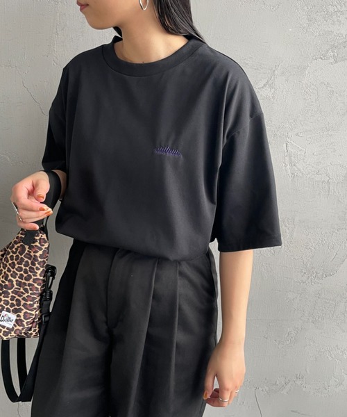 THOUSAND MILE（サウザンドマイル）の「[THOUSAND MILE/サウザンドマイル] ワンポイント刺繍ロゴ ショートスリーブTシャツ（Tシャツ/カットソー・レディース・ブラック/グレイッシュベージュ/イエロー/ホワイト・M/L/S/XL）」の2枚目の写真