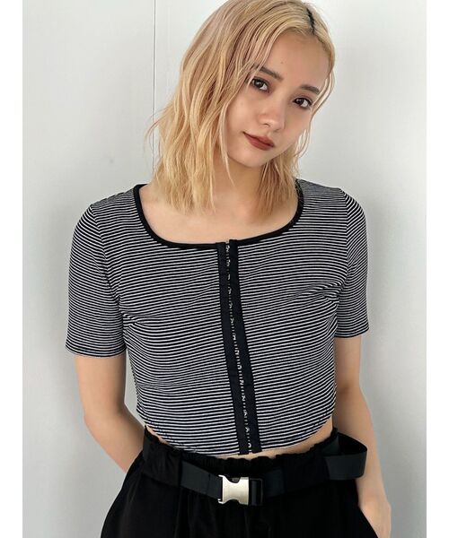 EMODA（エモダ）の「ラウンドフックショートトップ（Tシャツ/カットソー・レディース・ブラック/ホワイト/ブルー/その他・FREE）」の6枚目の写真