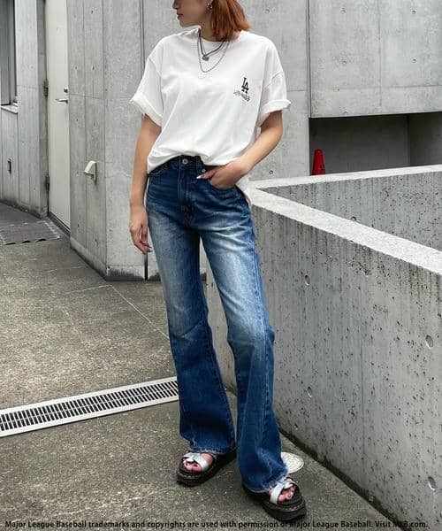 BACK TO THE FIELD（バック トゥー ザ フィールド）の「【MLB】ポケットロゴフレアデニム（デニムパンツ・レディース・インディゴブルー/ネイビー系/ブルー・MEDIUM/SMALL）」の5枚目の写真