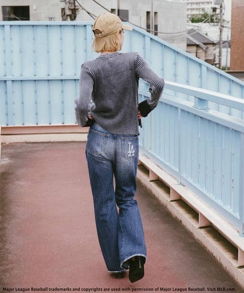 BACK TO THE FIELD（バック トゥー ザ フィールド）の「【MLB】ポケットロゴフレアデニム（デニムパンツ・レディース・インディゴブルー/ネイビー系/ブルー・MEDIUM/SMALL）」の8枚目の写真