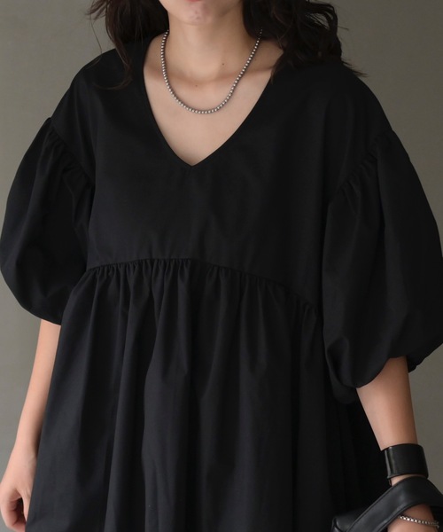 &HALF(アンドハーフ)の「バルーンスリーブペプラムブラウス(チュニック・ミニワンピース)(シャツ/ブラウス・レディース・ブラック/ブラウン/オフホワイト・FREE)」の15枚目の写真