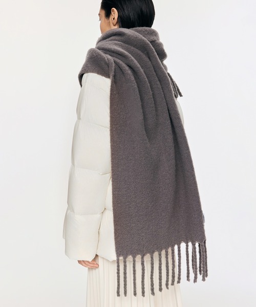 JNBY（ジェーエヌビーワイ）の「Versatile Fringe Scarf / フリンジスカーフ（ストール/ショール・レディース・グレー/レッド/ベージュ・ONE SIZE）」の4枚目の写真