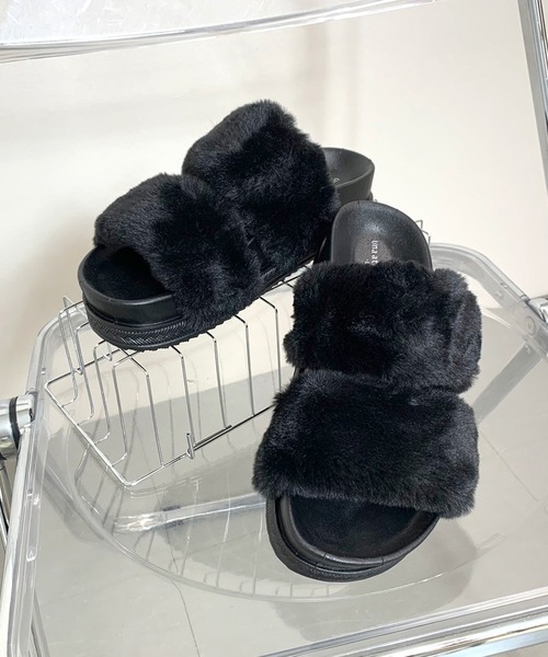 non-hedge(ノンヘッジ)の「フェイクファーフラットサンダル(サンダル・レディース・ブラック/グレー・M/L/S)」の2枚目の写真