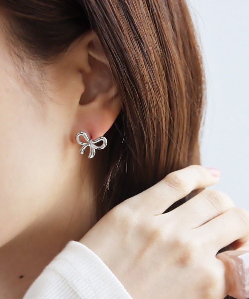 abaskdesign(アバスクデザイン)の「金属アレルギー対応 変形リボンステンレスピアス(ピアス(両耳用)・レディース・シルバー/ゴールド・FREE)」の7枚目の写真