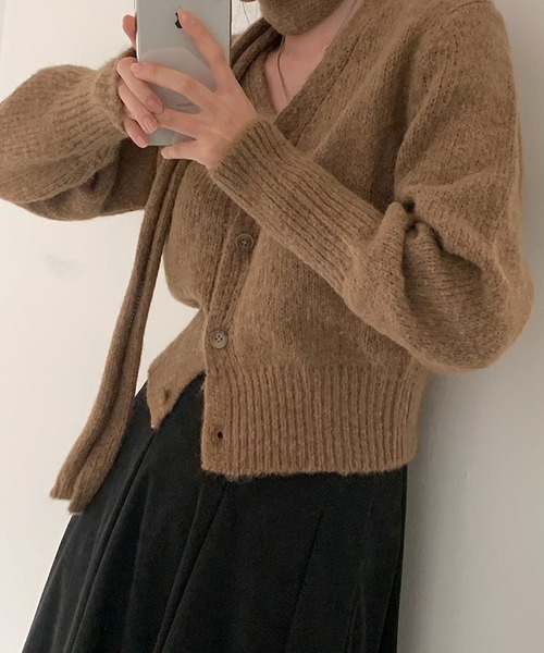 leune(ルネ)の「チョーカーマフラー付きVネッククロップニットカーディガン(カーディガン/ボレロ・レディース・チャコール/ベージュ/レッド・FREE)」の16枚目の写真