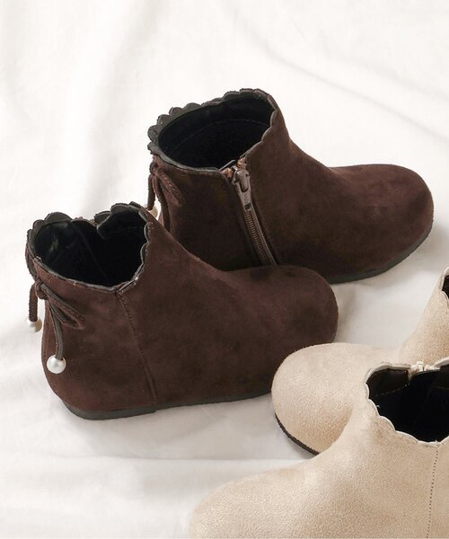 apres les cours（アプレレクール）の「リボンパールショートブーツ（ブーツ・キッズ・ブラウン/ベージュ・14/15 /16/17/18/19）」の2枚目の写真