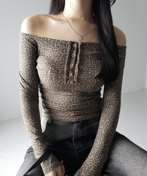 me+em select（ミームセレクト）の「【 ２color 】レオパードヘンリーネックオフショルトップス ／ leopard henley neck off-shoulder tops（Tシャツ/カットソー・レディース・グレー/ブラウン・FREE）」の2枚目の写真