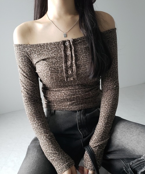 me+em select（ミームセレクト）の「【 ２color 】レオパードヘンリーネックオフショルトップス ／ leopard henley neck off-shoulder tops（Tシャツ/カットソー・レディース・グレー/ブラウン・FREE）」の18枚目の写真