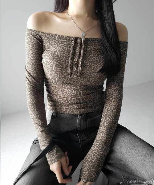 me+em select（ミームセレクト）の「【 ２color 】レオパードヘンリーネックオフショルトップス ／ leopard henley neck off-shoulder tops（Tシャツ/カットソー・レディース・グレー/ブラウン・FREE）」の19枚目の写真