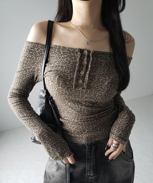 me+em select（ミームセレクト）の「【 ２color 】レオパードヘンリーネックオフショルトップス ／ leopard henley neck off-shoulder tops（Tシャツ/カットソー・レディース・グレー/ブラウン・FREE）」の21枚目の写真