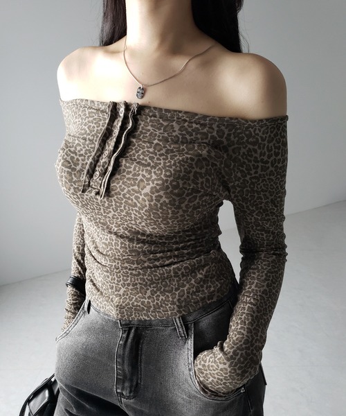 me+em select（ミームセレクト）の「【 ２color 】レオパードヘンリーネックオフショルトップス ／ leopard henley neck off-shoulder tops（Tシャツ/カットソー・レディース・グレー/ブラウン・FREE）」の22枚目の写真