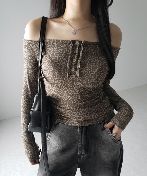 me+em select（ミームセレクト）の「【 ２color 】レオパードヘンリーネックオフショルトップス ／ leopard henley neck off-shoulder tops（Tシャツ/カットソー・レディース・グレー/ブラウン・FREE）」の20枚目の写真