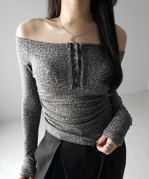 me+em select（ミームセレクト）の「【 ２color 】レオパードヘンリーネックオフショルトップス ／ leopard henley neck off-shoulder tops（Tシャツ/カットソー・レディース・グレー/ブラウン・FREE）」の4枚目の写真