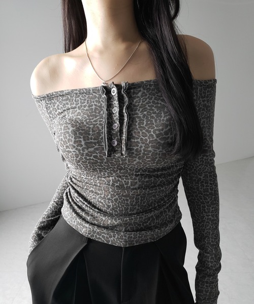 me+em select（ミームセレクト）の「【 ２color 】レオパードヘンリーネックオフショルトップス ／ leopard henley neck off-shoulder tops（Tシャツ/カットソー・レディース・グレー/ブラウン・FREE）」の5枚目の写真