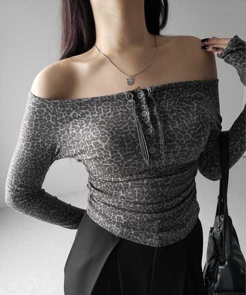 me+em select（ミームセレクト）の「【 ２color 】レオパードヘンリーネックオフショルトップス ／ leopard henley neck off-shoulder tops（Tシャツ/カットソー・レディース・グレー/ブラウン・FREE）」の6枚目の写真