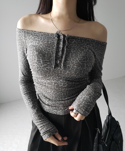 me+em select（ミームセレクト）の「【 ２color 】レオパードヘンリーネックオフショルトップス ／ leopard henley neck off-shoulder tops（Tシャツ/カットソー・レディース・グレー/ブラウン・FREE）」の7枚目の写真
