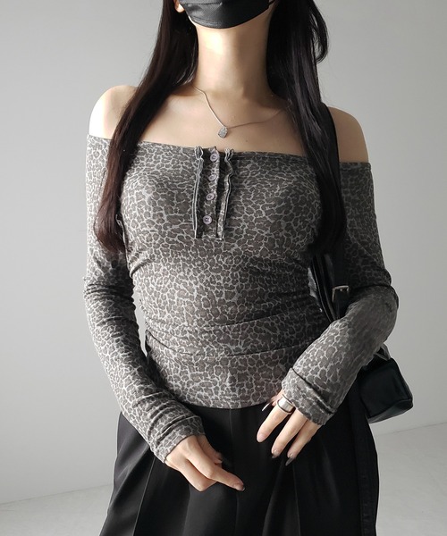me+em select（ミームセレクト）の「【 ２color 】レオパードヘンリーネックオフショルトップス ／ leopard henley neck off-shoulder tops（Tシャツ/カットソー・レディース・グレー/ブラウン・FREE）」の9枚目の写真