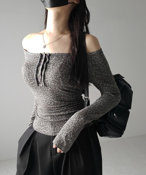 me+em select（ミームセレクト）の「【 ２color 】レオパードヘンリーネックオフショルトップス ／ leopard henley neck off-shoulder tops（Tシャツ/カットソー・レディース・グレー/ブラウン・FREE）」の10枚目の写真