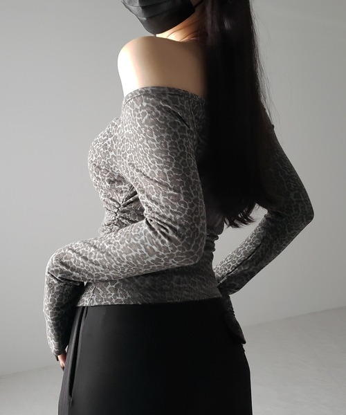 me+em select（ミームセレクト）の「【 ２color 】レオパードヘンリーネックオフショルトップス ／ leopard henley neck off-shoulder tops（Tシャツ/カットソー・レディース・グレー/ブラウン・FREE）」の11枚目の写真