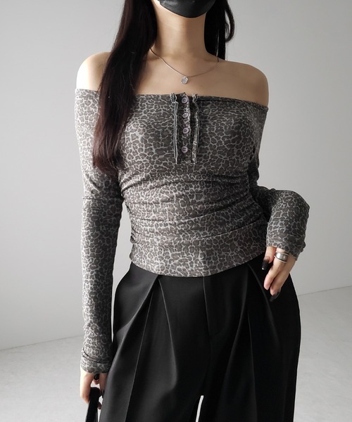 me+em select（ミームセレクト）の「【 ２color 】レオパードヘンリーネックオフショルトップス ／ leopard henley neck off-shoulder tops（Tシャツ/カットソー・レディース・グレー/ブラウン・FREE）」の12枚目の写真