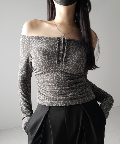 me+em select（ミームセレクト）の「【 ２color 】レオパードヘンリーネックオフショルトップス ／ leopard henley neck off-shoulder tops（Tシャツ/カットソー・レディース・グレー/ブラウン・FREE）」の13枚目の写真