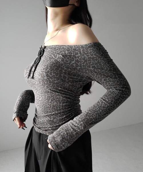 me+em select（ミームセレクト）の「【 ２color 】レオパードヘンリーネックオフショルトップス ／ leopard henley neck off-shoulder tops（Tシャツ/カットソー・レディース・グレー/ブラウン・FREE）」の14枚目の写真