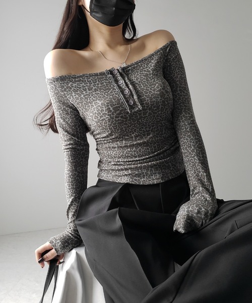 me+em select（ミームセレクト）の「【 ２color 】レオパードヘンリーネックオフショルトップス ／ leopard henley neck off-shoulder tops（Tシャツ/カットソー・レディース・グレー/ブラウン・FREE）」の15枚目の写真