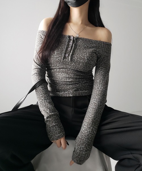 me+em select（ミームセレクト）の「【 ２color 】レオパードヘンリーネックオフショルトップス ／ leopard henley neck off-shoulder tops（Tシャツ/カットソー・レディース・グレー/ブラウン・FREE）」の16枚目の写真