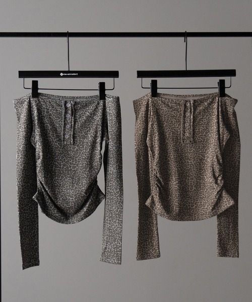me+em select（ミームセレクト）の「【 ２color 】レオパードヘンリーネックオフショルトップス ／ leopard henley neck off-shoulder tops（Tシャツ/カットソー・レディース・グレー/ブラウン・FREE）」の3枚目の写真