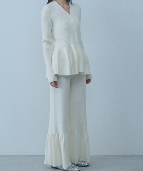 paravion（パラビオン）の「【SET ITEM】ペプラムカーデ×フレアニットパンツ（その他パンツ・レディース・ブラック/ホワイト・FREE）」の4枚目の写真