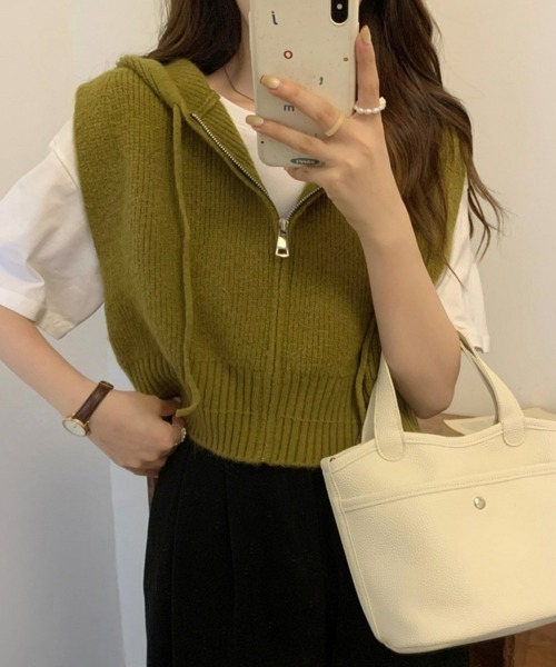Miniministore(ミニミニストア)の「フード付きジップニットベスト ショート丈(ベスト・レディース・オフホワイト/ブラック/ベージュ/グレー/オリーブ・FREE)」の5枚目の写真