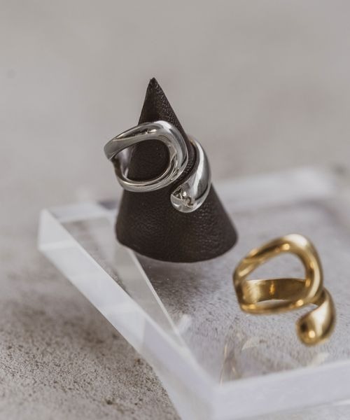 JEANASIS（ジーナシス）の「【ステンレス】ラインフープリング/253468（リング・レディース・ゴールド/シルバー・MEDIUM/LARGE）」の2枚目の写真