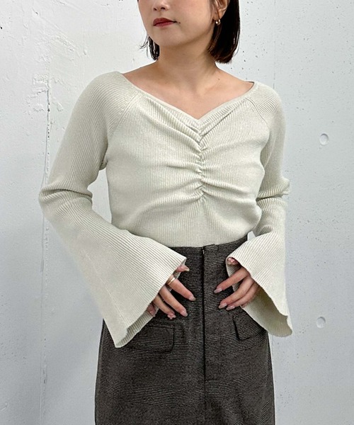archives（アルシーヴ）の「ラメギャザーフレアスリーブニット（ニット/セーター・レディース・グレー/アイボリー/ブラック/ピンクベージュ・MEDIUM）」の2枚目の写真