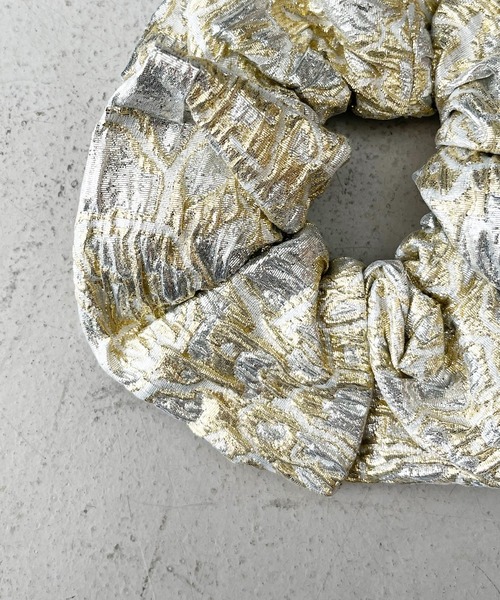 GANNI（ガニー）の「GANNI Metallic Cloque Scrunchie（シュシュ・レディース・シルバー×ゴールド・ONE SIZE）」の2枚目の写真
