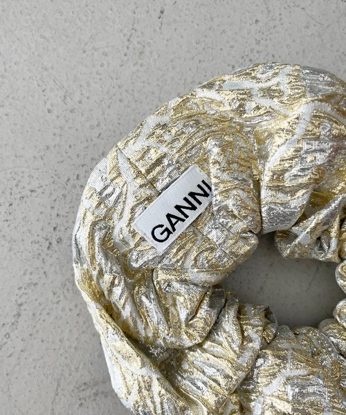 GANNI（ガニー）の「GANNI Metallic Cloque Scrunchie（シュシュ・レディース・シルバー×ゴールド・ONE SIZE）」の3枚目の写真