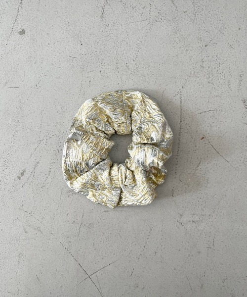 GANNI（ガニー）の「GANNI Metallic Cloque Scrunchie（シュシュ・レディース・シルバー×ゴールド・ONE SIZE）」の4枚目の写真