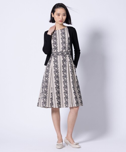TOCCA(トッカ)の「EYELET AJISAI CARDIGAN カーディガン(カーディガン/ボレロ・レディース・アイボリー系/ブラック系/ブルー系/ピンク系・SMALL/MEDIUM)」の15枚目の写真