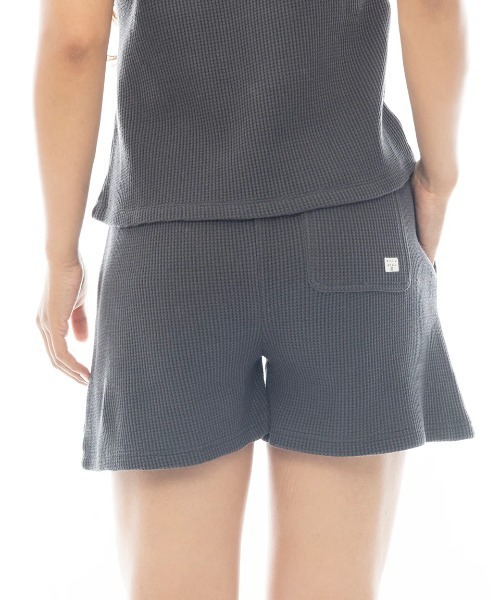 BILLABONG（ビラボン）の「BILLABONG レディース 【CHILLWEAR】 WAFFLE SHORTS セットアップボトムス 【2025年春夏モデル】/ビラボンウエストゴムロゴワンポイントスウェットショートパンツ（その他パンツ・レディース・ライトパープル/ブラック系その他/アイボリー・MEDIUM）」の4枚目の写真