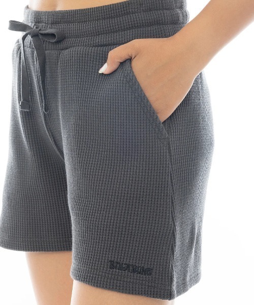 BILLABONG（ビラボン）の「BILLABONG レディース 【CHILLWEAR】 WAFFLE SHORTS セットアップボトムス 【2025年春夏モデル】/ビラボンウエストゴムロゴワンポイントスウェットショートパンツ（その他パンツ・レディース・ライトパープル/ブラック系その他/アイボリー・MEDIUM）」の6枚目の写真