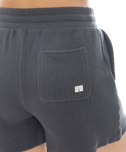 BILLABONG（ビラボン）の「BILLABONG レディース 【CHILLWEAR】 WAFFLE SHORTS セットアップボトムス 【2025年春夏モデル】/ビラボンウエストゴムロゴワンポイントスウェットショートパンツ（その他パンツ・レディース・ライトパープル/ブラック系その他/アイボリー・MEDIUM）」の7枚目の写真